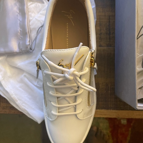 Giuseppe Zanotti, all white shoes - Picture 3 of 7